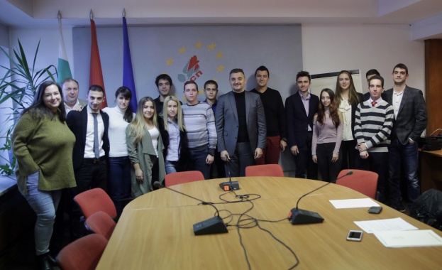 Зам председателят на БСП Кирил Добрев връчи на 15 студенти удостоверение