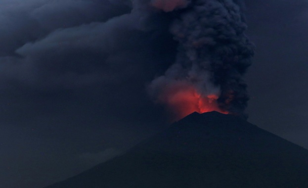 Десетки българи остават блокирани на индонезийския остров Бали заради изригването
