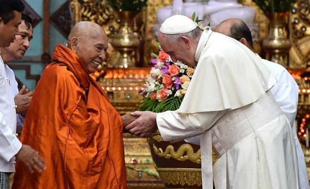 Папа Франциск призова за мир и помирение отслужвайки меса пред