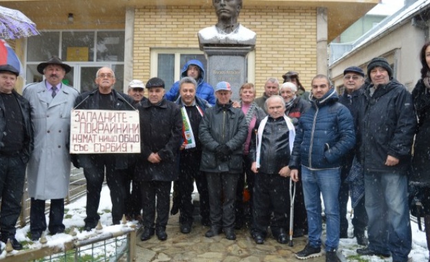 Групи от българи, които искали да участват в протестно шествие