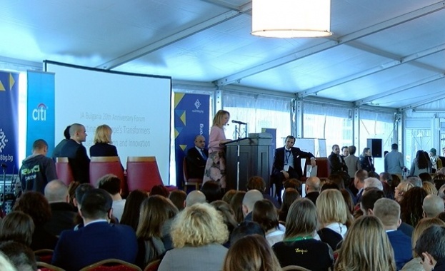 С форума Инвестираме в хората преобразяващи Европа който събра над