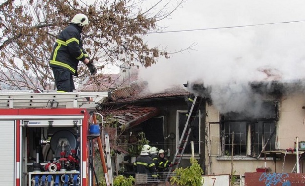 Семейство се спаси по чудо от горяща къща в центъра