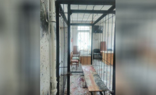 Бащата на жертва на убийство хвърли две ръчни гранати в