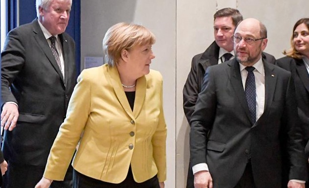 Германският канцлер Ангела Меркел разговаря с лидера на социалдемократите Мартин