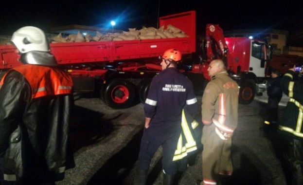 Свлачище прекъсна пътя за смолянското село Киселчово а преляло дере