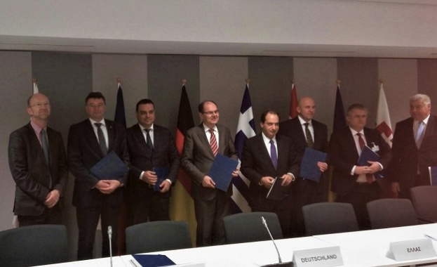 Министърът на транспорта информационните технологии и съобщенията Ивайло Московски подписа