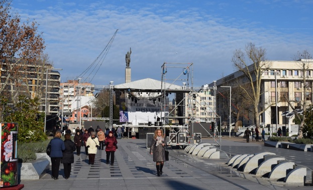 Дядо Коледа рано рано паркира шейната си на площад Тройката в
