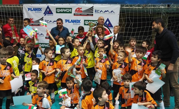 Стотици малки футболни звездички от детските градини на Бургас върнаха