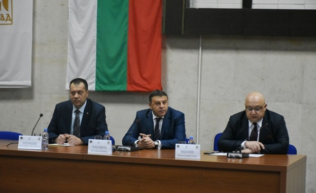 Министърът на младежта и спорта Красен Кралев заедно с кмета