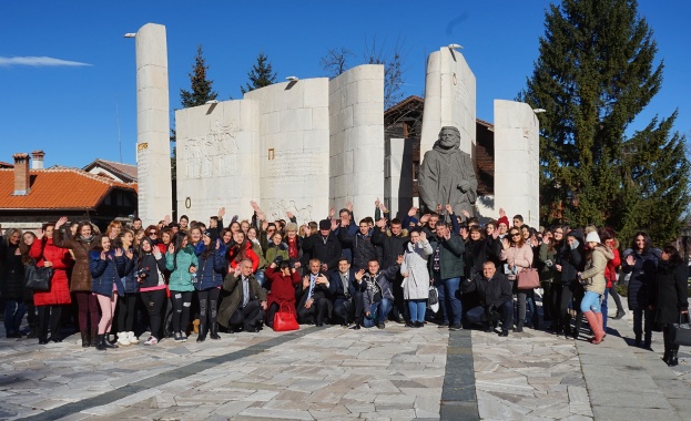 Близо 200 ученици от България и Македония заедно отбелязаха 108 годишнината