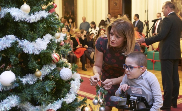 Президентът Румен Радев неговата съпруга Десислава Радева и децата подпомогнати