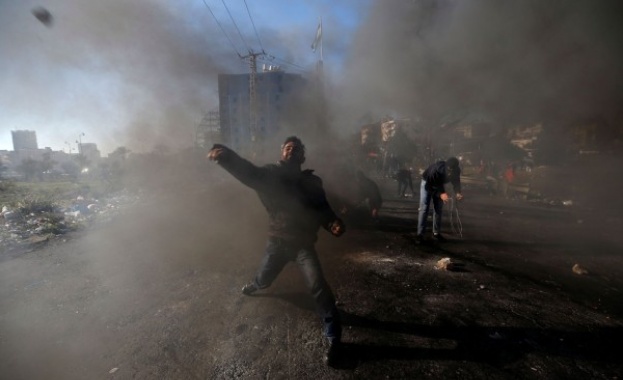 Двама палестински демонстранти загинаха при сблъсъци с израелската армия от