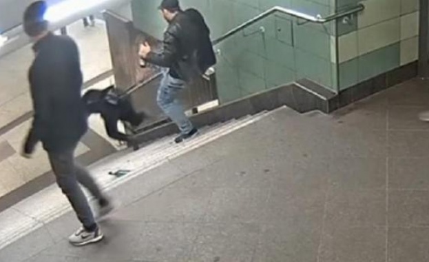 Българинът който изрита жена в берлинското метро е бил пребит