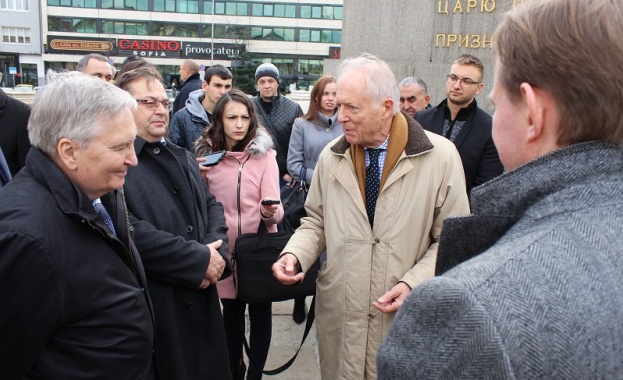 Вицепремиерът Красимир Каракачанов връчи почетен знак на Министерство на отбраната