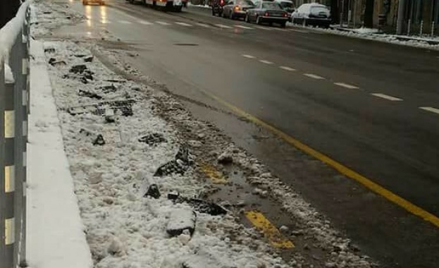 Снегорин откърти ограничителите по велоалеята на булевард Дондуков в центъра