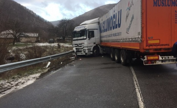 Два камионаса катастрофирали при Прохода на Републиката в района село