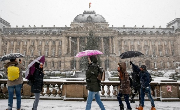 Обилен снеговалеж стана причина за срив на транспортните връзки в