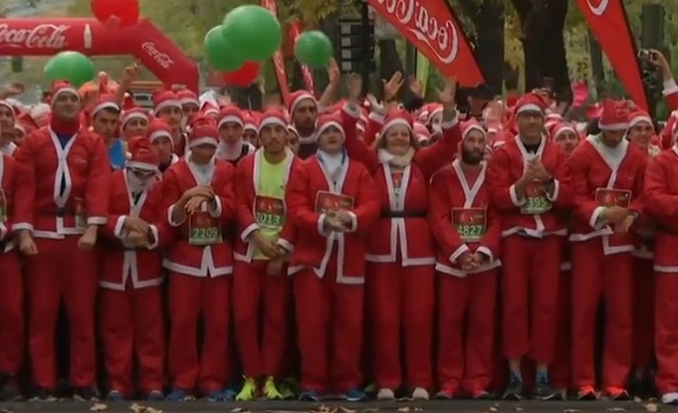 Повече от 7000 души облечени като Дядо Коледа се включиха