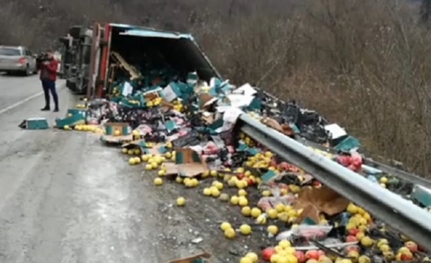 ТИР с грейпрфрути и нарове се обърна на изхода на