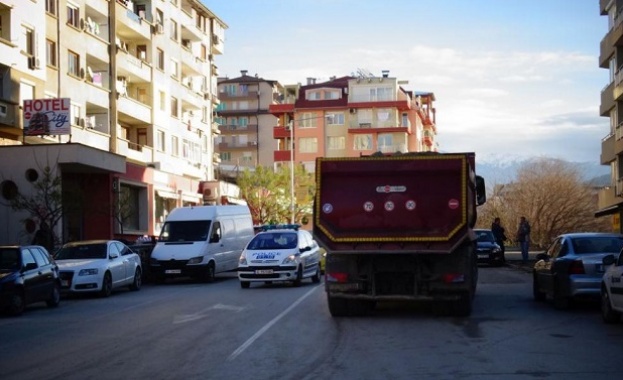 Камион натоварен с пясък блъсна и уби на място 19 годишно