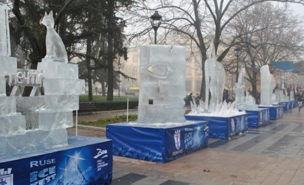 Сто и трийсет ледени блока тежащи около седем тона ще