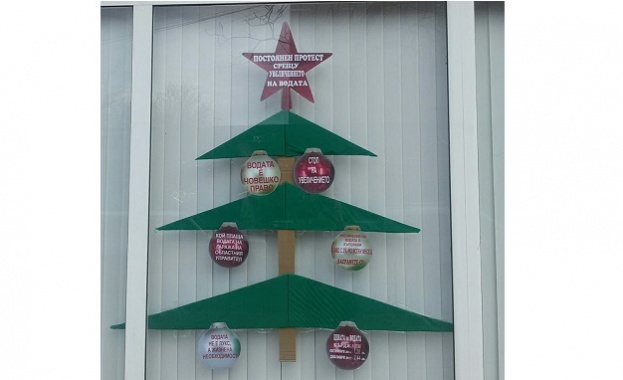 БСП Кърджали украси своя офис с коледно дърво на