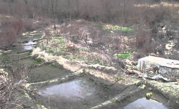 Риболовци и природозащитници от цялата страна протестират в луковитското село