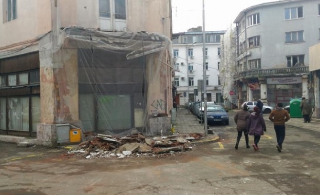 Терасата на стара сграда се срути в центъра на Бургас,
