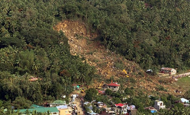 Най малко 27 души са загинали а други 24 са в