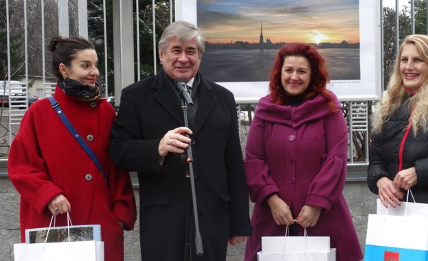 Фотоизложба Русия през очите на българи бе открита пред сградата