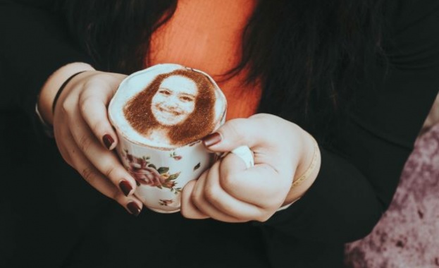 Лондонско кафе прави селфита върху капучино Специална машина взима снимка