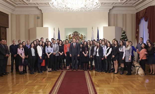 Институциите трябва да убедят младите хора че успехът в България