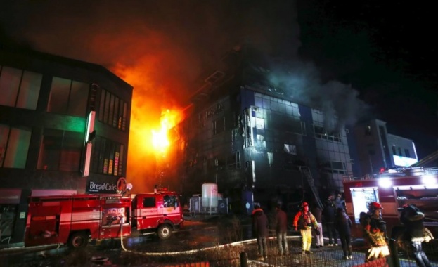 Голям пожар в 8 етажна сграда в южнокорейския град Теисен отне