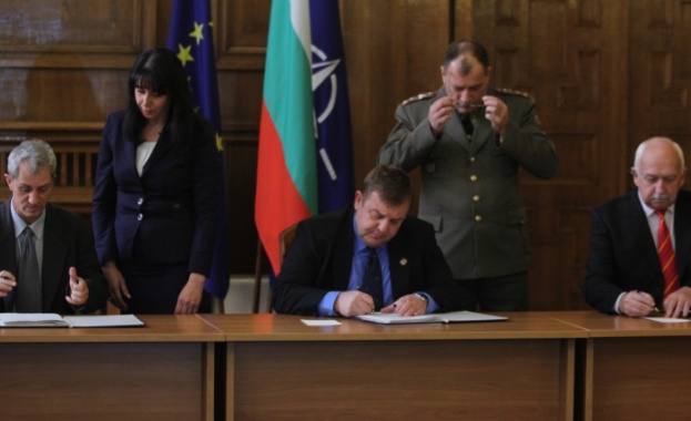 Министърът на отбраната Красимир Каракачанов и председателите на синдикалните организации