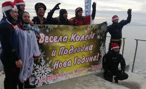 Тринадесет водолази облечени с коледни костюми донесоха подаръци за децата