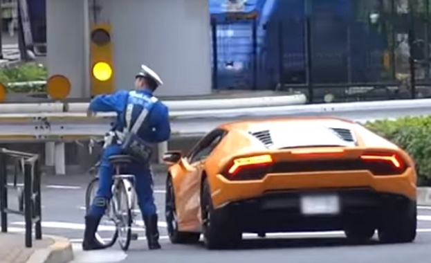 Японски полицай на велосипед догони нагъл шофьор на Lamborghini и