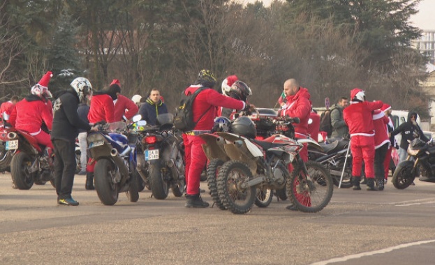Десетки мотористи пременени като дядо Коледа занесоха дарения на два