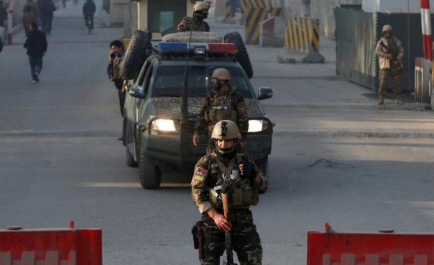 Поне шестима души загинаха след като атентатор самоубиец се взриви