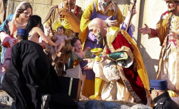 Полугола феминистка се опита да вземе статуя на бебето Иисус