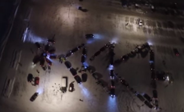 Ентусиазирани шофьори нарисуваха огромно коледно дърво с автомобилите си Нетрадиционната