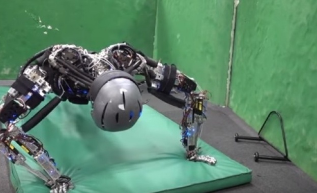 Инженери от университета в Токио разработват хуманоидни роботи със скелети