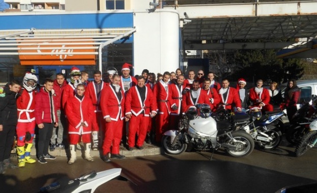Празнично шествие на мотористи облечени с костюми на Дядо Коледа
