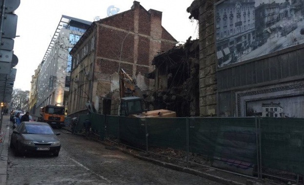 Граждани сигнализираха в Министерството на културата, че се разрушава сграда