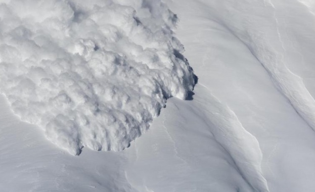 Серия от лавини отнеха живота на трима души в Швейцарските