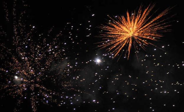 Общо 39 души пострадаха при експлозия на фойерверки по време