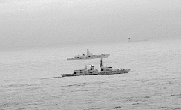 Британски военен кораб е ескортирал руски плавателен съд, преминаващ в