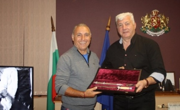 Христо Стоичков получи подарък кама от областния управител на Пловдив