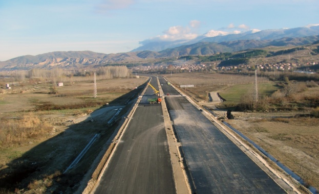 Над 50 хил тона асфалт са положени досега на АМ
