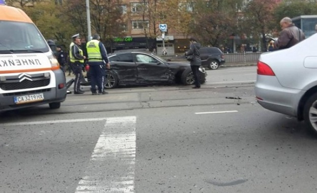 Четирима души са контузени при сблъсък на полицейски микробус Форд