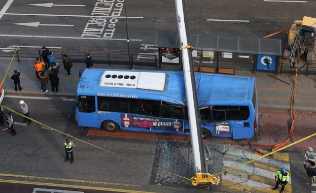Строителен кран падна върху автобус от градския транспорт Инцидентът стана